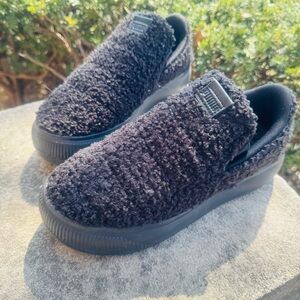 PUMA Black Fuzzy Teddy Sneakers Sz 6.5